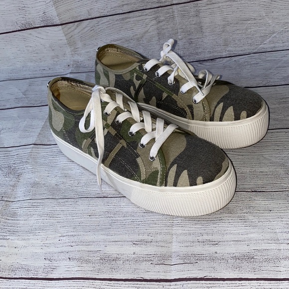 Steve Madden Emmi Camo Sneaker Size 10 (9-9.5) - Picture 6 of 9